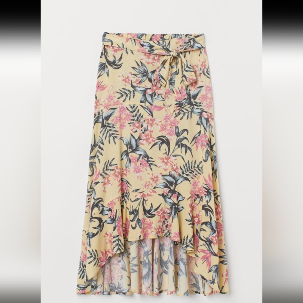 Yellow flowy skirt 🌺